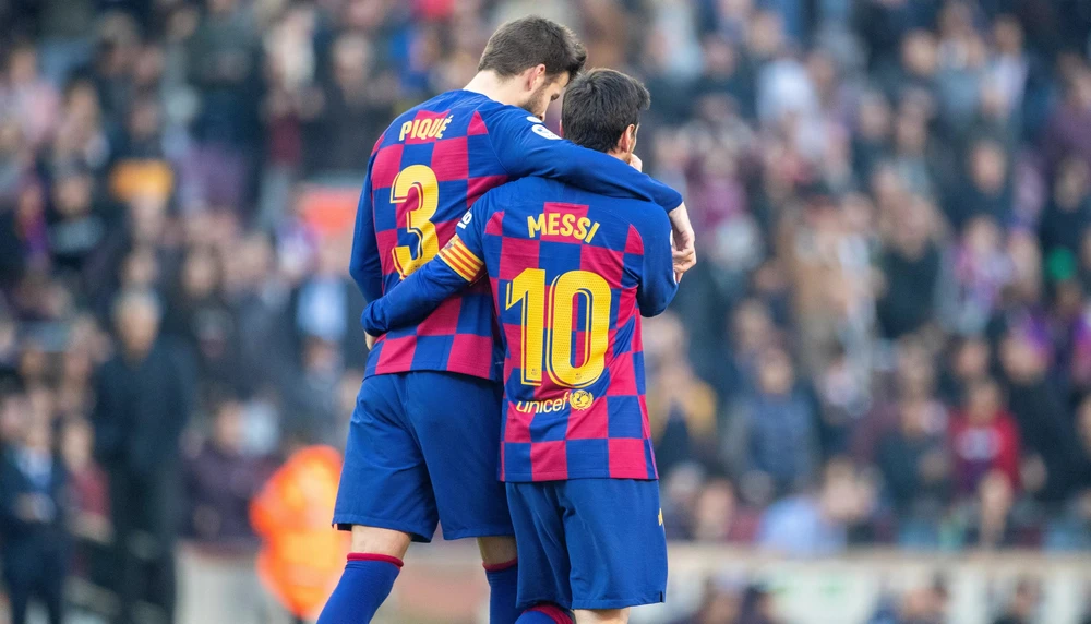 Messi và Pique từng có thời gian dài mặc chung màu áo Barca. Ảnh: GETTY. Pique không chúc mừng Messi