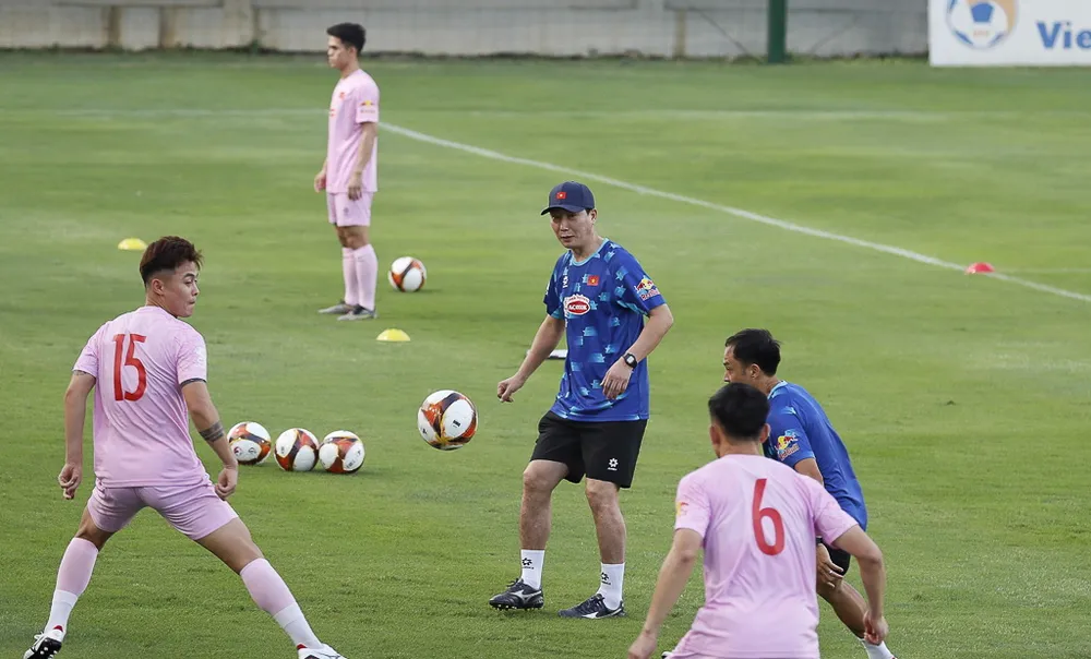 HLV Kim Sang-sik thân thiện và vui vẻ với các học trò ở những buổi tập đầu tiên. Ảnh: VFF.