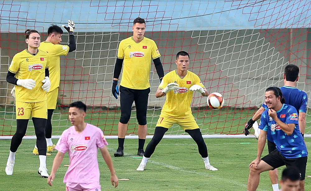 Các thủ môn tích cực rèn luyện để trụ lại đội tuyển, khi ông Kim sẽ rút gọn danh sách từ 27 xuống 23 cầu thủ cho hai trận cuối cùng vòng loại thứ hai World Cup 2026. Ảnh: VFF.