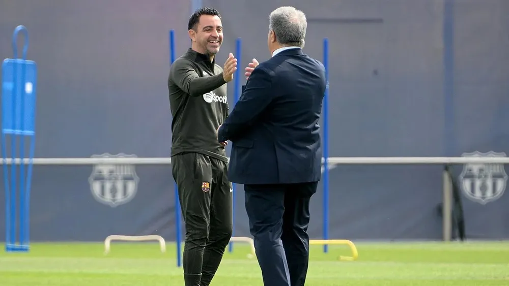 Quyết định lạnh lùng của Chủ tịch Laporta đã khiến HLV Xavi Hernandez ngậm ngùi rời khỏi CLB. Ảnh: GETTY. HLV Xavi Hernandez ngậm ngùi