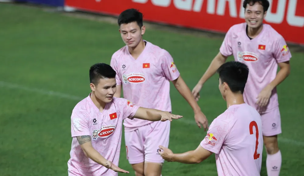 Quang Hải và đồng đội tiếp tục đá vòng loại thứ hai World Cup 2026 dù không còn nhiều cơ hội đi tiếp sau hai trận thua Indonesia. Ảnh: AN. nước mắt uất nghẹn của Quang Hải