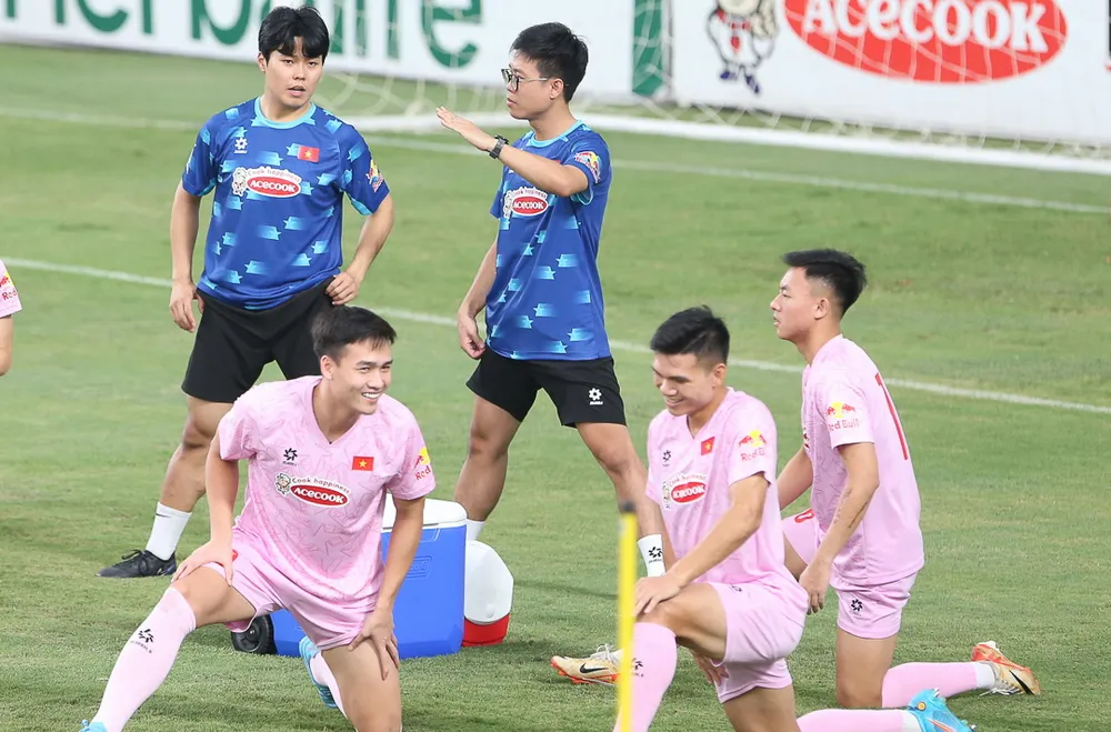 Việt Anh bị 2 thẻ vàng nên không thể góp mặt trong trận tiếp Philippines đêm 6-6. Ảnh: AN. nong-hlv-kim-sang-sik-tung-doi-hinh-manh-nhat-nan-gan-philippines (1).jpg