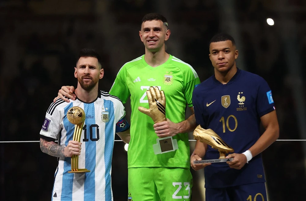 Messi và Emiliano Martinez chiến thắng Mbappe trong trận chung kết cúp thế giới 2022. Ảnh: GETTY. thu-mon-argentina-lai-choc-tuc-mbappe (1).png