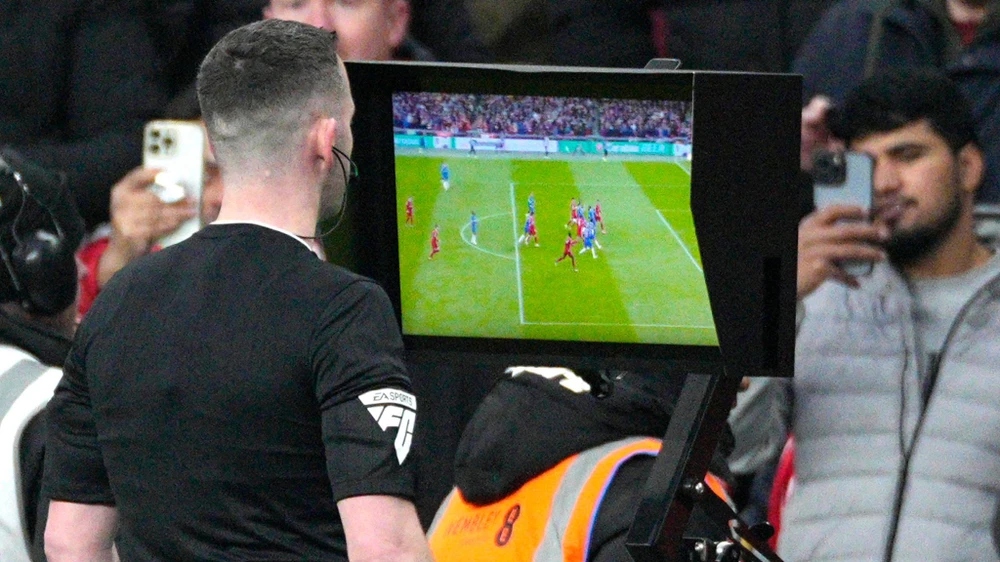 Premier League không bỏ VAR mà còn hỗ trợ đắc lực cho trọng tài công nghệ bắt việt vị bán tự động. Ảnh: GETTY. nong-premier-league-khong-bo-var (1).jpg