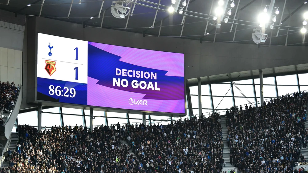 Có đến 19/20 đội bóng ủng hộ duy trì VAR cho mùa giải Premier League tiếp theo. Ảnh: GETTY. Premier League không bỏ VAR
