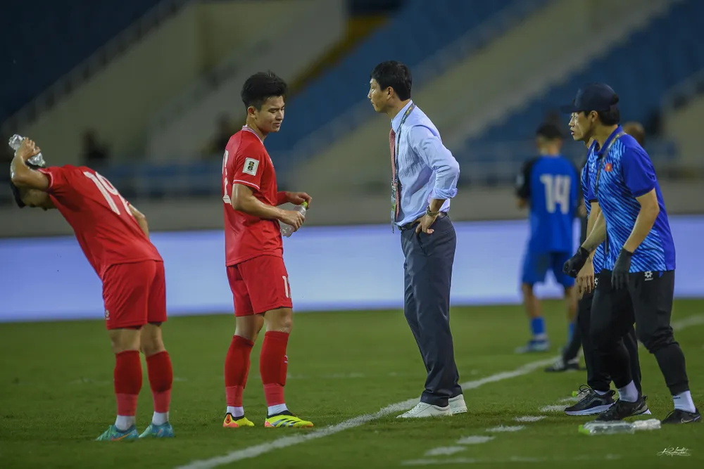 HLV Kim Sang-sik nhìn thấy cửa đi tiếp của tuyển Việt Nam sau trận thắng Philippines 3-2. Ảnh: ANH THỊNH, HLV Kim Sang-sik