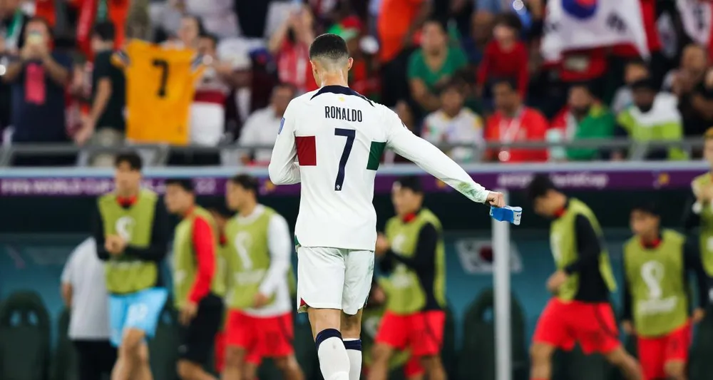 Ở tuổi 39, Ronaldo vẫn chạy tốt trong màu áo tuyển quốc gia. Ảnh: GETTY. sao-ireland-hao-huc-chup-hinh-voi-ronaldo (2).jpg