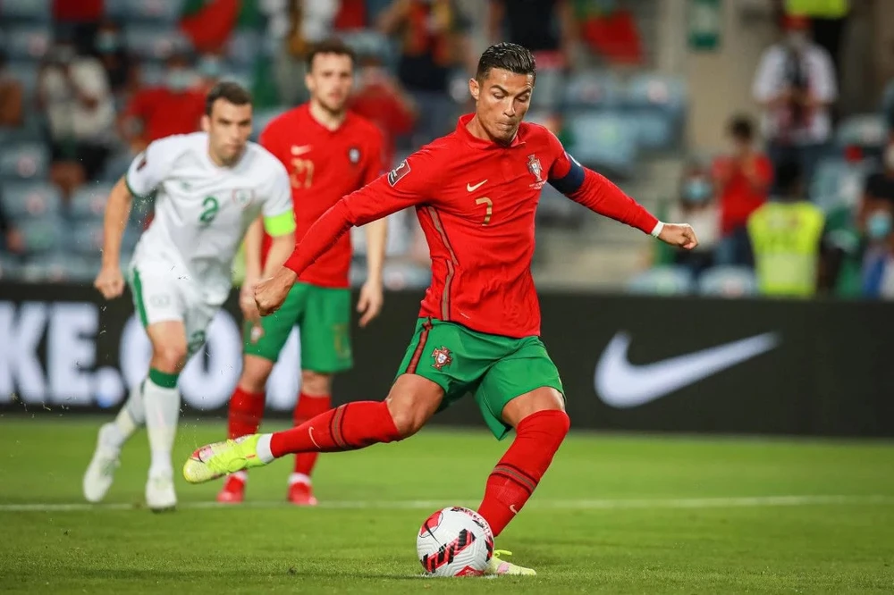 Đội trưởng Ronaldo mẫu mực trên sân cỏ lẫn trong phòng thay đồ của Selecao châu Âu. Ảnh: GETTY. bong-euro-chua-lan-ronaldo-da-lap-ky-luc-trong-mau-ao-tuyen-bo-dao-nha (2).jpg