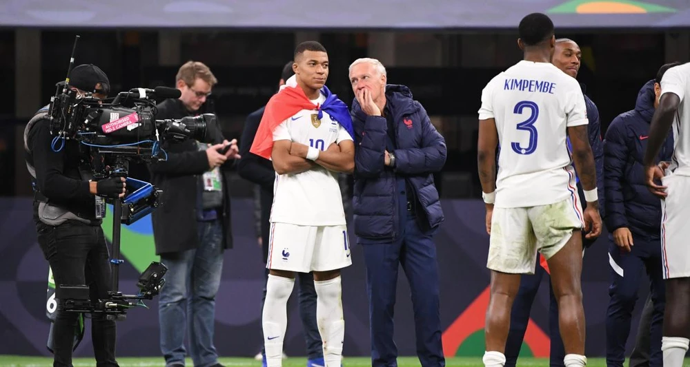 HLV Didier Deschamps tin tưởng học trò cưng Mbappe tỏa sáng ở Euro 2024. Ảnh: GETTY. Mbappe chưa biết ghi bàn ở Euro