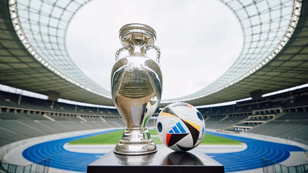 Chiếc cúp phiên bản sẽ dành cho nhà vô địch Euro 2024, còn bản chính do UEFA giữ lại. Ảnh: GETTY. bat-ngo-so-tien-thuong-cho-nha-vo-dich-euro-va-bi-mat-quanh-chiec-cup-bac (1).jpg