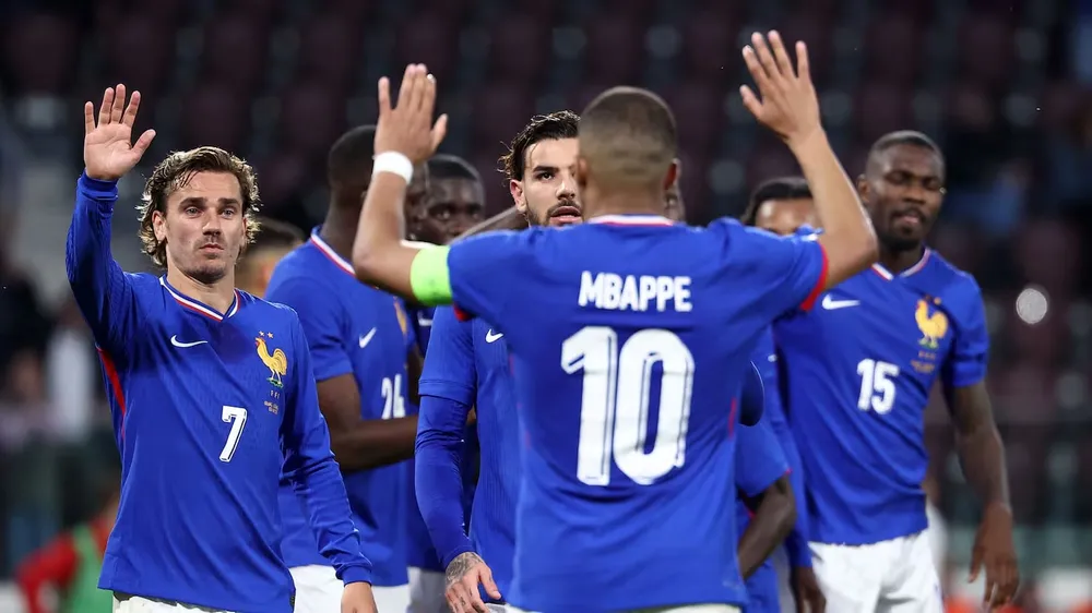 Mbappe và đồng đội tuyển Pháp cùng tuyển Anh là ứng cử viên sáng giá cho ngôi vô địch châu Âu mùa này đang diễn ra tại Đức. Ảnh: GETTY. bat-ngo-so-tien-thuong-cho-nha-vo-dich-euro-va-bi-mat-quanh-chiec-cup-bac (4).jpg