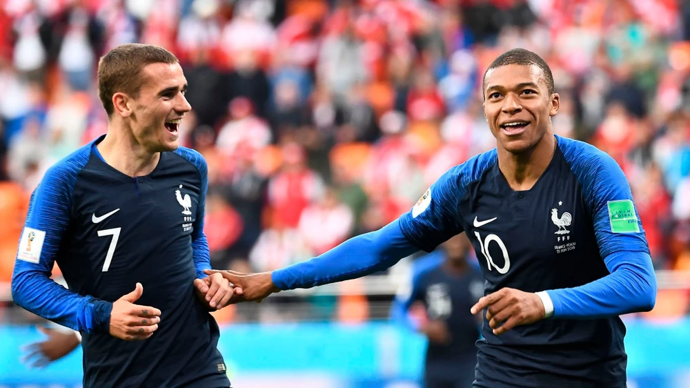 Mbappe có nhiều sự trợ giúp từ đàn anh Griezmann cùng nhiều ngôi sao khác. Ảnh: GETTY. doi-tuyen-phap-coi-chung-tra-gia-vi-le-thuoc-mbappe (4).jpg