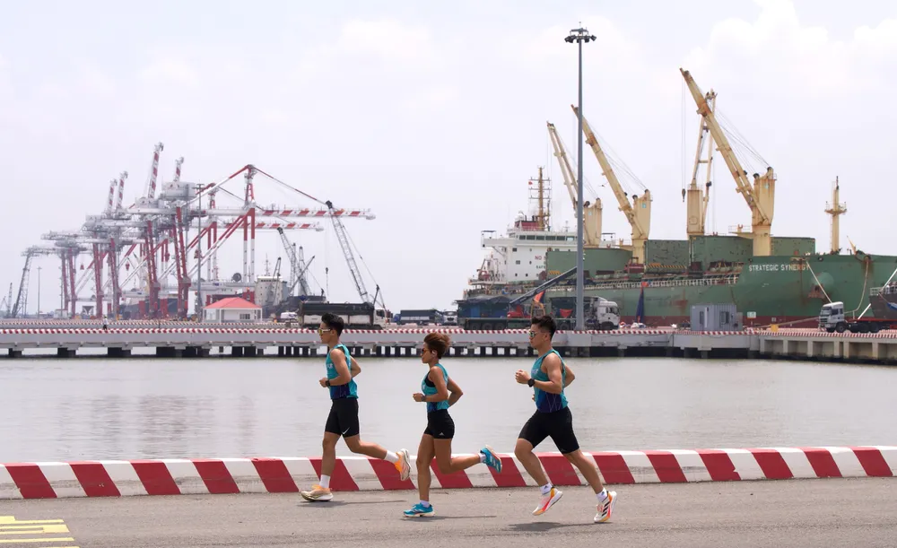 Đường chạy xuyên qua xuyên qua Cảng biển quốc tế Long An. Giải chạy GreenUP Marathon