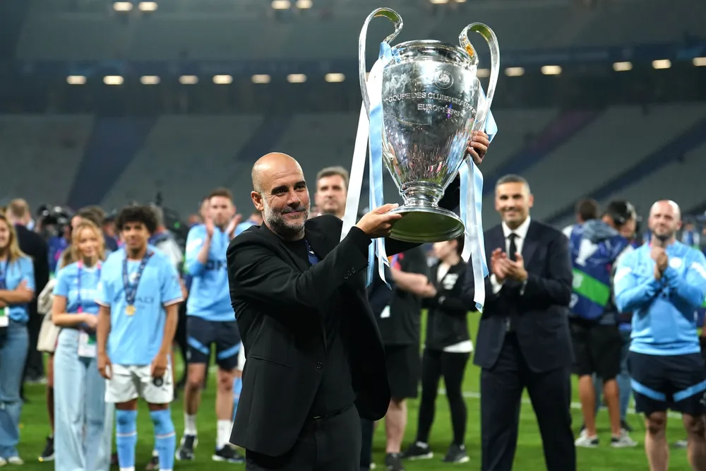 Thầy trò Pep Guardiola bốn mùa liên tiếp vô địch Ngoại hạng Anh nhưng không hề biết một lần trong số đó bị thay thế một nửa chiếc cúp. Ảnh: GETTY. hy-huu-mot-nua-chiec-cup-bi-danh-cap (2).jpg
