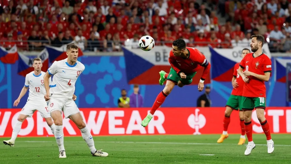 Ronaldo trong lần thứ 6 kỷ lục ra sân ở một kỳ Euro vẫn chưa thể ghi bàn thắng. Ảnh: GETTY. Ronaldo giỏi hơn Messi