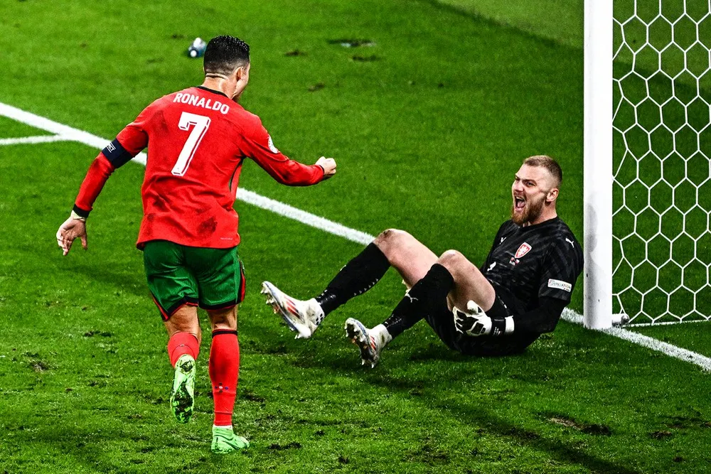 Ronaldo bị chỉ trích khi vung nắm đấm và hét vào mặt đồng nghiệp bên phía Cộng hòa Czech. Ảnh: GETTY. Ronaldo bị chỉ trích