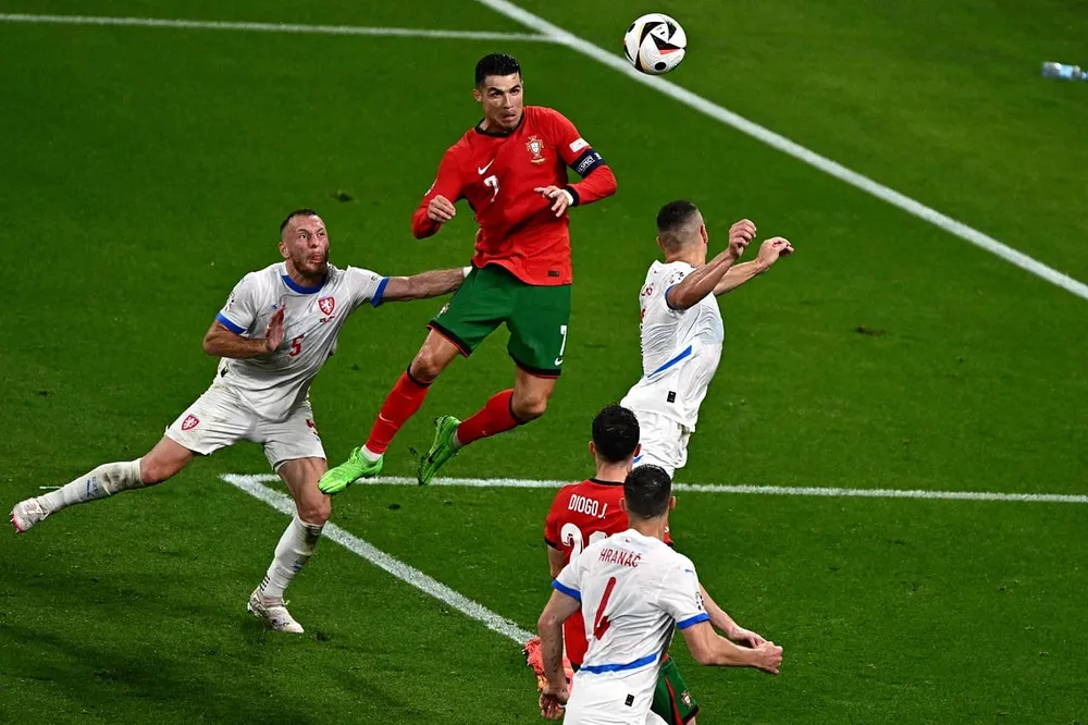 Ngôi sao Bồ Đào Nha chưa có bàn thắng ở Euro 2024 trong trận ra quân. Ảnh: GETTY. ronaldo-bi-chi-trich-la-cau-thu-toi-te-nhat (3).jpg
