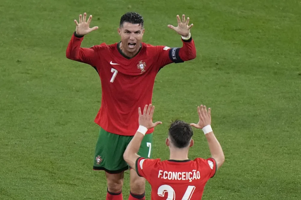 Chân sút 21 tuổi Conceicao tỏa sáng hơn Ronaldo khi mới ra sân 2 phút đã mang về chiến thắng quý hơn vàng cho tuyển Bồ Đào Nha trận ra quân Euro 2024. Ảnh: GETTY. Conceicao tỏa sáng hơn Ronaldo