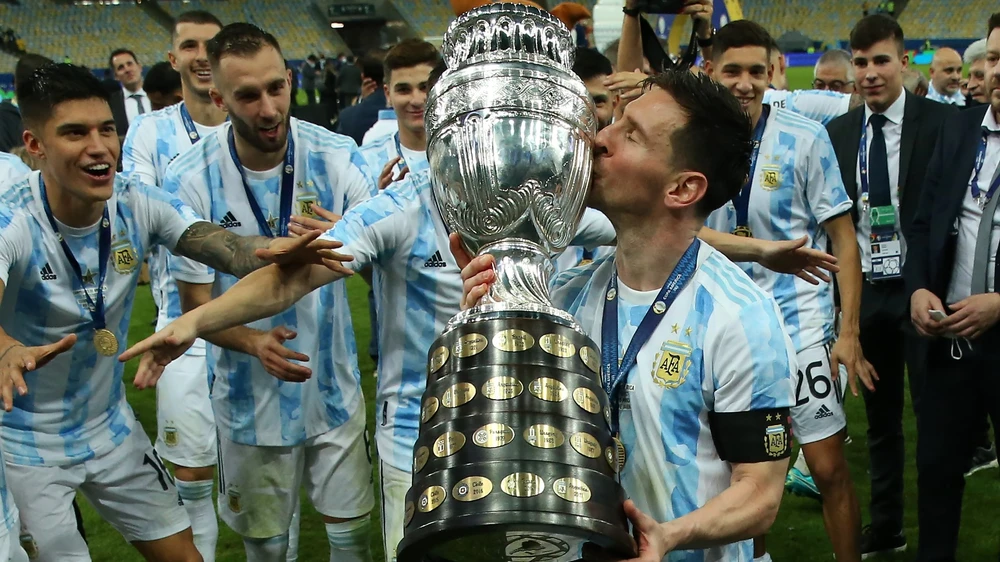 Messi cùng đồng đội Argentina là đương kim vô địch Copa America. Ảnh: GETTY. sau-ronaldo-o-san-choi-euro-messi-pha-ky-luc-cua-chinh-minh (1).jpg