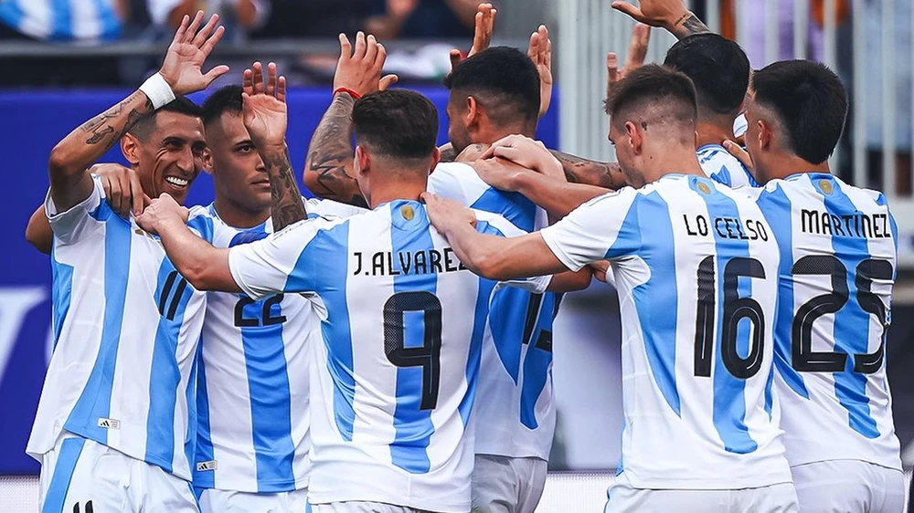 Đội tuyển Argentina có chiến thắng mở màn đội kèo dưới Canada 2-0 sáng 21-6. Ảnh: GETTY. ly-do-messi-va-dong-doi-khong-the-vo-dich-copa-america (2).jpg