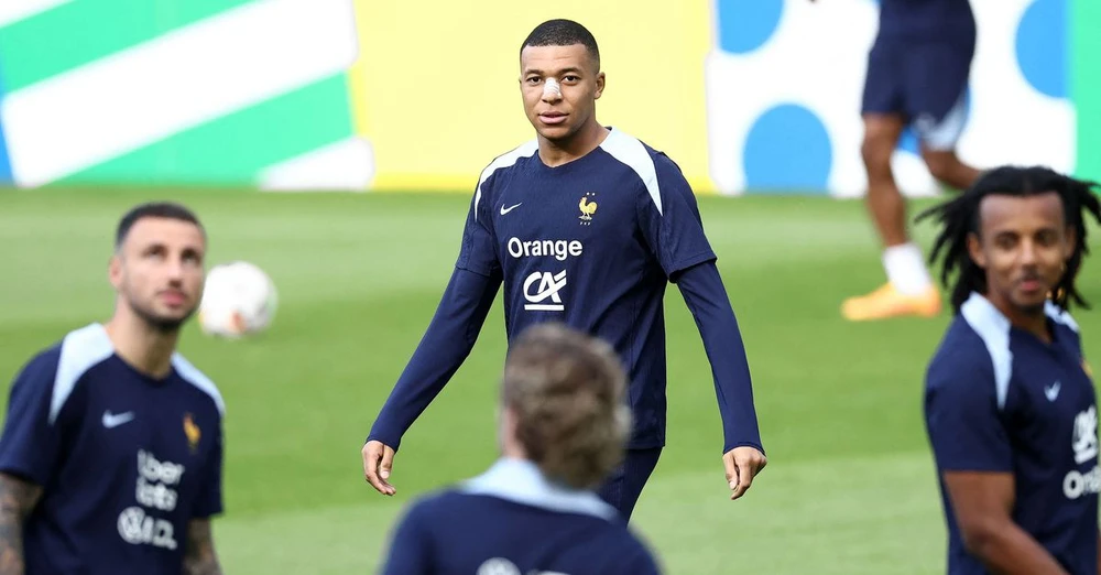 Mbappe bị gãy mũi phải ngồi ngoài ở trận hòa không bàn thắng với Hà Lan. Ảnh: GETTY. bruyne-chua-giai-nghe-mbappe-quyet-phuc-thu (3).jpg