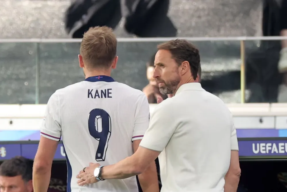 Thủ quân Kane họp khẩn các đồng đội, không có sự tham gia của HLV Southgate và Ban huấn luyện. Ảnh: GETTY. harry-kane-hop-khan-cap-doi-tuyen-anh-khong-cho-ban-huan-luyen-tham-gia (1).jpg