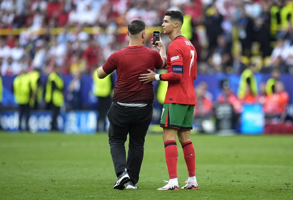 HLV Martinez lo sợ Ronaldo bị tấn công khi lực lượng an ninh để các cổ động viên tràn xuống sân khi trận đấu đang diễn ra. Ảnh: GETTY. hlv-martinez-lo-so-ronaldo-bi-tan-cong (1).jpg