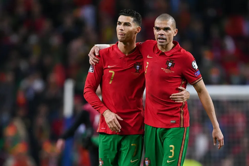Hai lão tướng bền bỉ và hiệu quả của đội tuyển Bồ Đào Nha. Ảnh: GETTY. HLV Martinez lo sợ Ronaldo bị tấn công