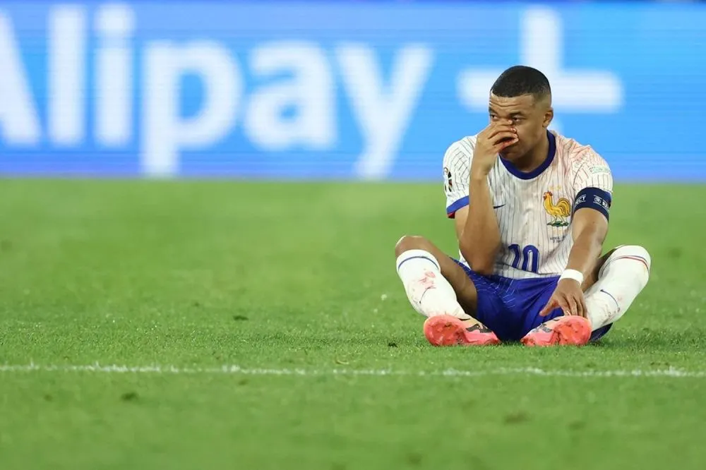Mbappe bị gãy mũi sau khi mặt của anh đập vào vai của cầu thủ Áo trong trận ra quân của tuyển Pháp. Ảnh: GETTY. Mbappe đeo mặt nạ ra sân