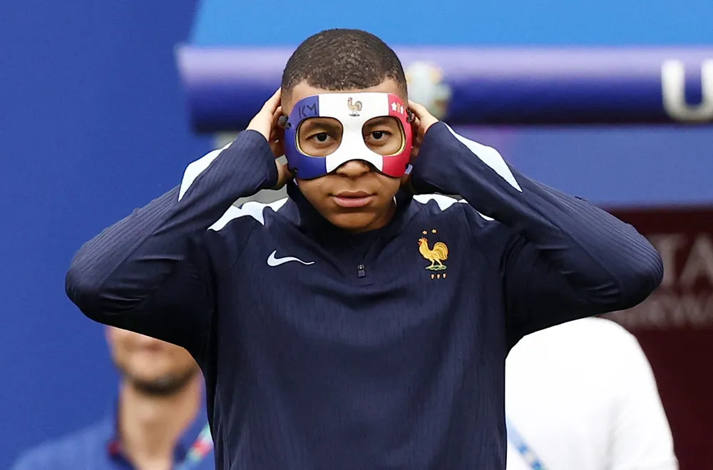 Mbappe không thể đeo mặt nạ 3 màu điệu đà này do quy định của UEFA... mbappe-deo-mat-na-ra-san-ghi-2-ban-va-2-kien-tao (3).jpg