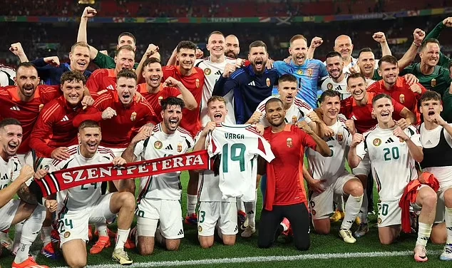 Đội tuyển Hungary ăn mừng chiến thắng với chiếc áo đấu của Varga. Ảnh: GETTY. cam-dong-nghia-cu-cua-cau-thu-hungary-khi-dong-doi-bi-gay-nhieu-xuong-mat (4).png
