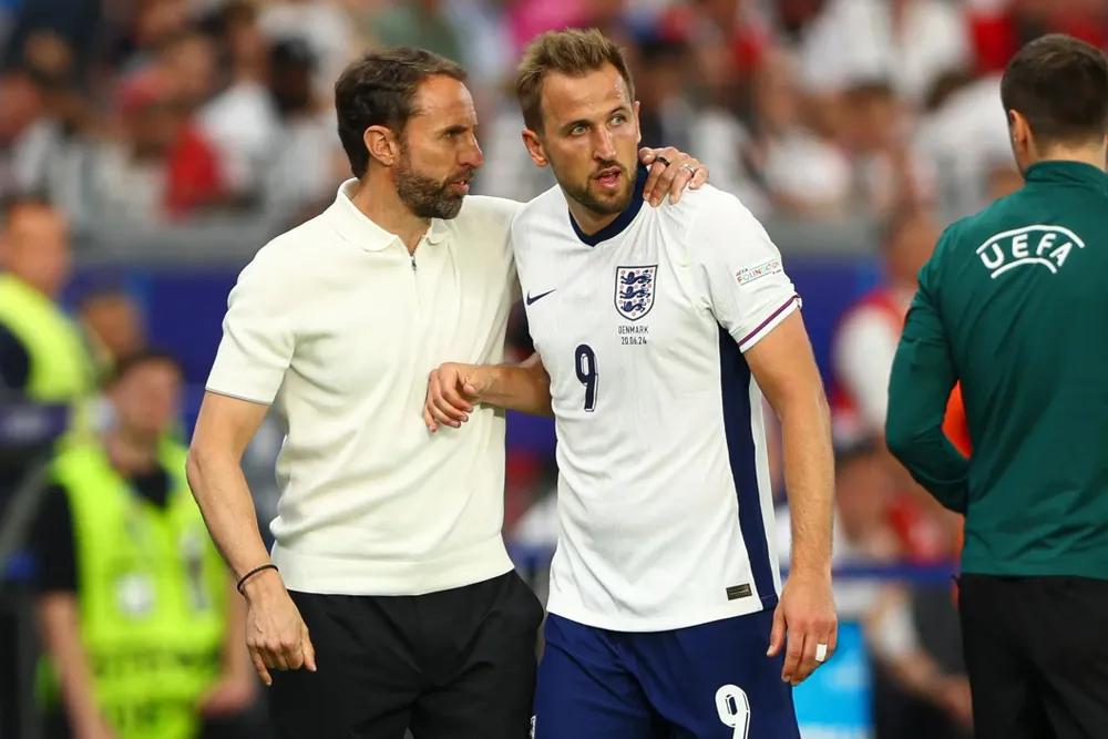 HLV Southgate và đội trưởng Harry Kane đang gặp nhiều áp lực với nhiều chỉ trích bủa vây từ các chuyên gia bóng đá lẫn người hâm mộ. Ảnh: GETTY. doi-tuyen-phap-thanh-thoi-anh-lo-sot-vo (4).jpg