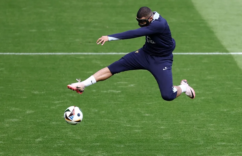 Mbappe đã tập luyện bình thường với đồng đội với chiếc mặt nạ trên mặt mà không gặp trở ngại gì. Ảnh: GETTY. mbappe-deo-mat-na-xuat-tran-tu-dau-cho-doi-tuyen-phap (2).jpg