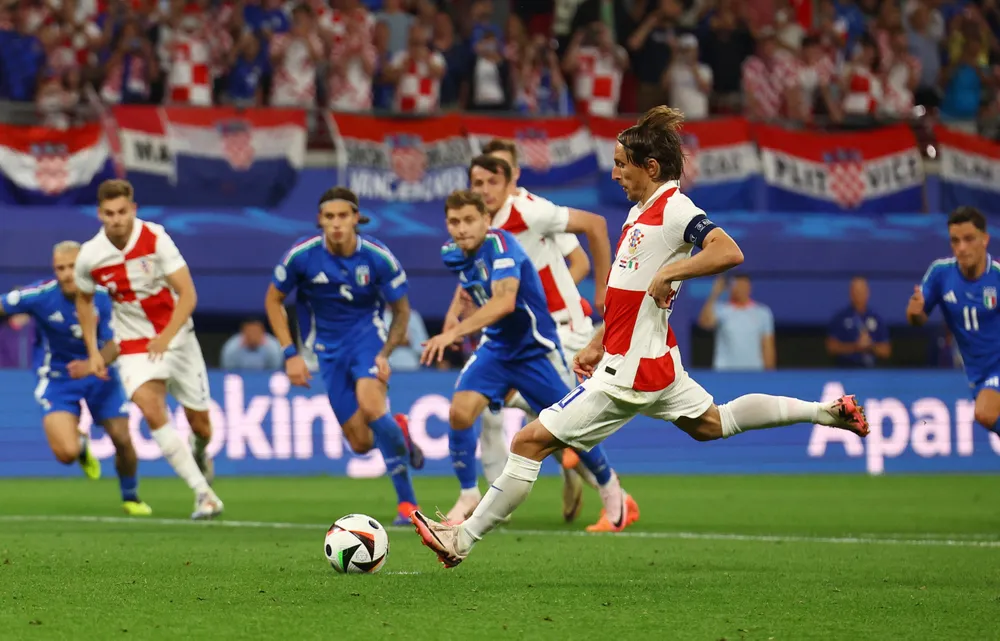 Modric sút hỏng phải đền nhưng chỉ cần 32 giây sau, ngôi sao của Croatia đã phá lưới Ý. Ảnh: GETTY. kỷ lục của Modric