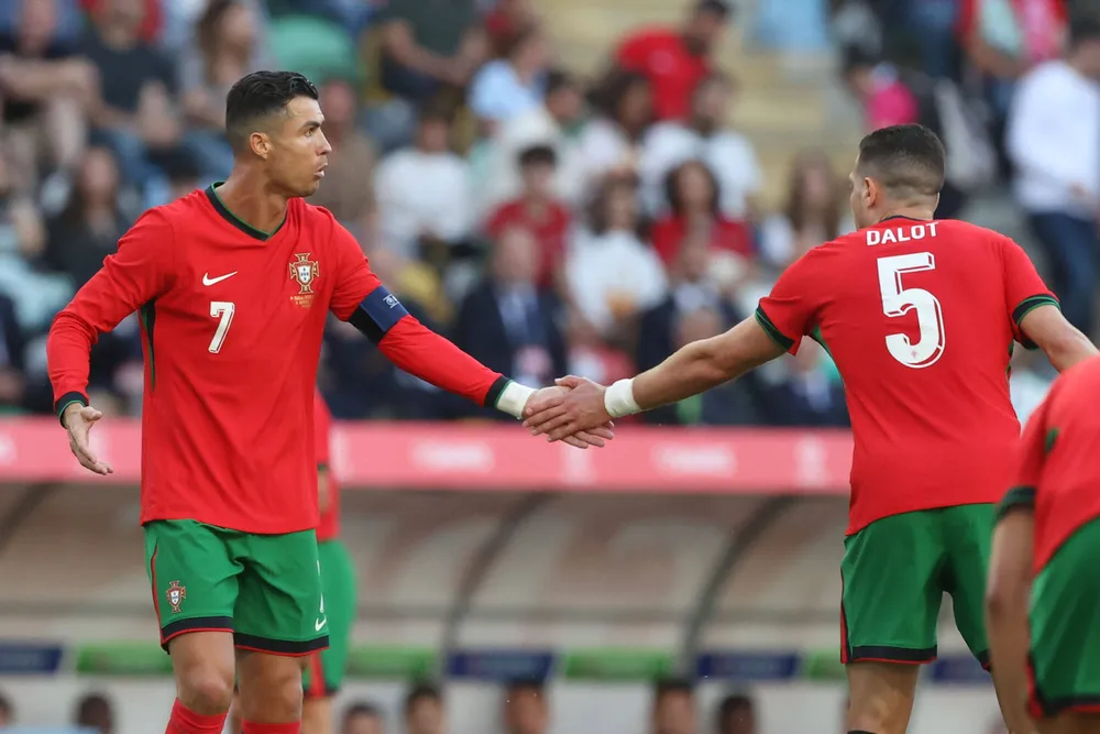 Cựu tuyển thủ Anh Danny Mills nói lên sự thật mất lòng về Ronaldo thường ích kỷ trong việc ghi bàn nhưng anh lại vừa có hành động đẹp khi dọn cỗ cho đồng đội Bruno. Ảnh: GETTY. sự thật mất lòng về Ronaldo