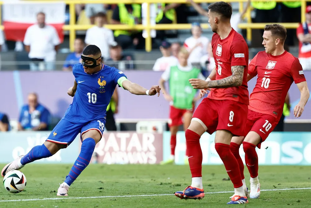 Mbappe mới ghi 1 bàn sau ba trận đấu của đội tuyển Pháp ở vòng bảng, trong đó anh ngồi ngoài trận gặp Hà Lan do chấn thương gãy mũi. Ảnh: GETTY. su-that-mat-long-ve-ronaldo (2).jpg