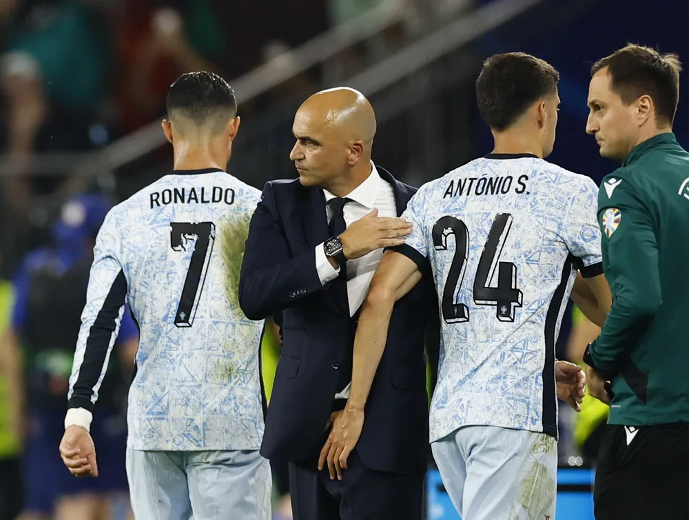 HLV Martinez không hài lòng với tổ trọng tài VAR không cho Bồ Đào Nha hưởng phạt đền khi Ronaldo bị kéo áo trong vòng cấm. Ảnh: GETTY. Bồ Đào Nha
