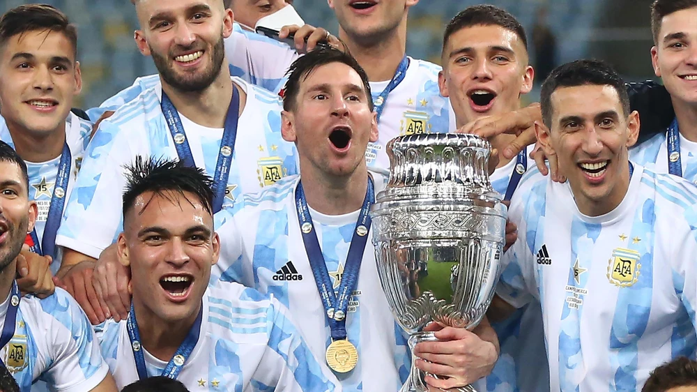 Nếu lần thứ hai giúp Argentina vô địch Copa America, cơ hội cho Messi giành Quả bóng vàng thứ 9 là rất lớn. Ảnh: GETTY. 5-ly-do-messi-gianh-qua-bong-vang-thu-9 (2).jpg
