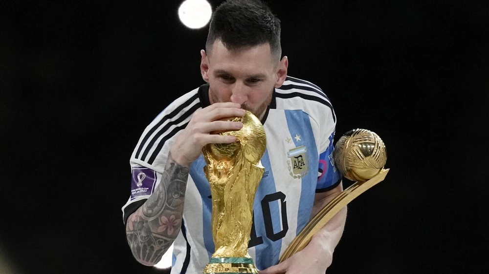 Ngôi sao Argentina đã giành Quả bóng vàng thứ 8 nhờ sự tỏa sáng ở World Cup 2022. Ảnh: GETTY. 5-ly-do-messi-gianh-qua-bong-vang-thu-9 (3).jpg