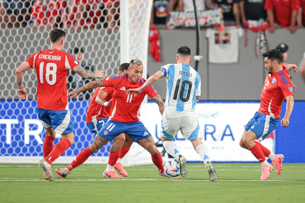 Messi không kém cạnh các đối thủ ở cấp CLB lẫn đội tuyển quốc gia. Ảnh: GETTY. 5-ly-do-messi-gianh-qua-bong-vang-thu-9 (4).jpg