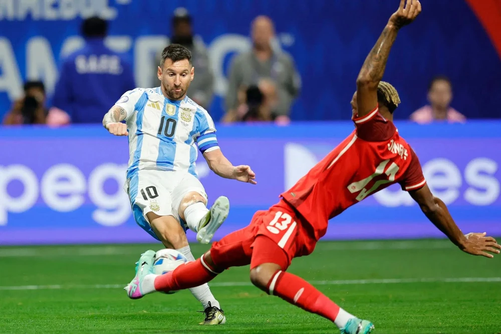 Messi chơi nổi bật trong hai trận thắng Canada và Chile giúp đội tuyển Argentina sớm giành vé vào tứ kết Copa America. Ảnh: GETTY. Quả bóng vàng