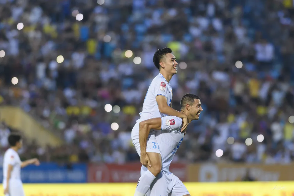 Nam Định sớm lên ngôi vô địch V-League trước vòng đấu cuối. Ảnh: ANH THỊNH. đội bóng của bầu Đức