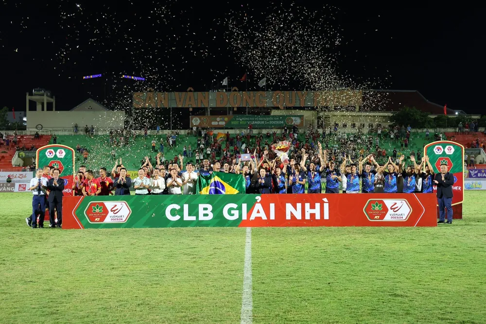 Bình Định lên ngôi á quân ngoạn mục. Ảnh: ANH PHƯƠNG. doi-bong-cua-bau-duc-thoat-suat-play-off-binh-dinh-a-quan (3).jpg