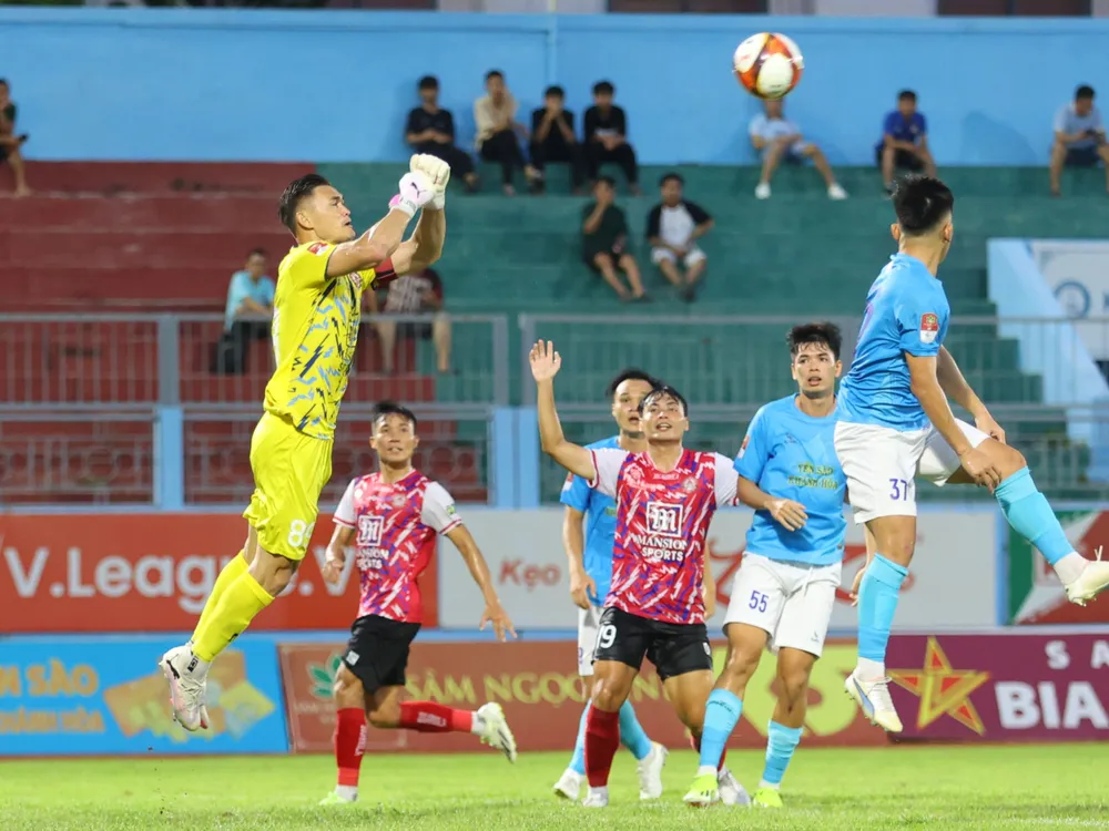 Duy nhất Khánh Hòa rớt hạng trực tiếp, trong lúc đội bóng của bầu Đức và SL Nghệ An đẩy suất play off cho Hà Tĩnh. Ảnh: ANH PHƯƠNG. doi-bong-cua-bau-duc-thoat-suat-play-off-binh-dinh-a-quan (4).jpg