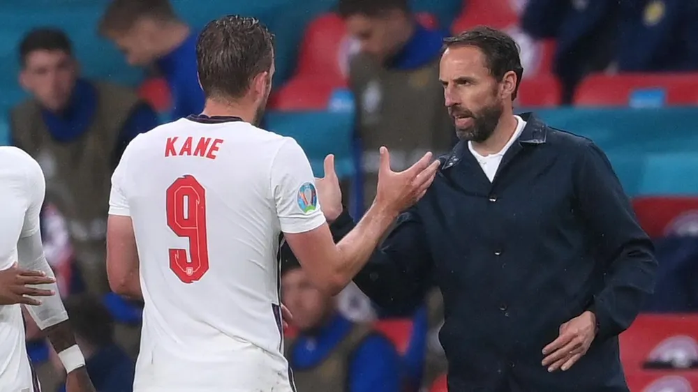 HLV Southgate và đội trưởng Harry Kane mong người hâm mộ ủng hộ cuồng nhiệt đội tuyển Anh. Ảnh: GETTY. doi-tuyen-anh-bi-mat-tap-sut-11-met (3).jpg