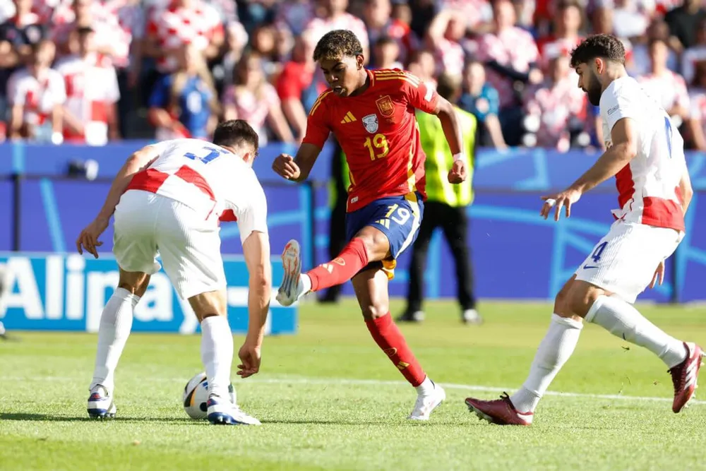Gruzia từng gục ngã 1-7 trước sức mạnh của Tây Ban Nha ở vòng loại Euro 2024. Ảnh: GETTY. tay-ban-nha-cho-keo-duoi-gruzia-tro-lai-mat-dat (3).jpg