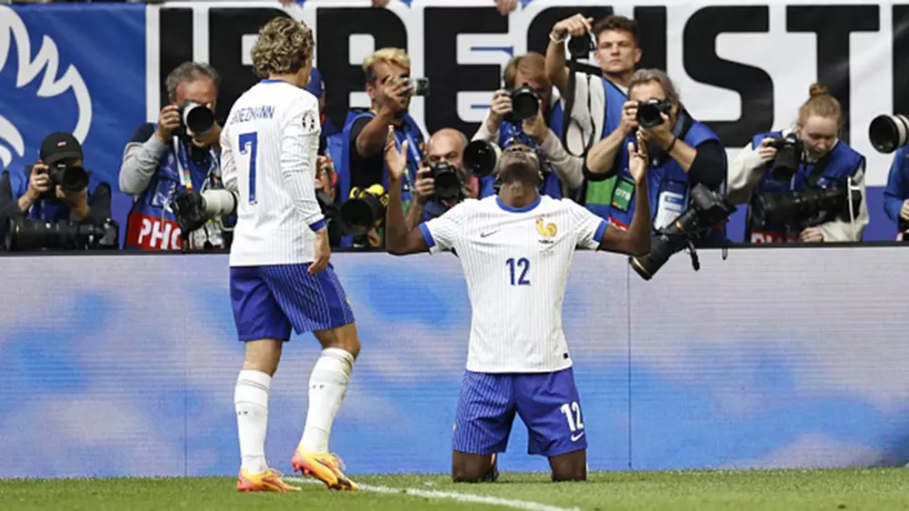 doi-truong-bruyne-dau-kho-sau-tran-thua-phap-tuc-tuoi (3).jpg