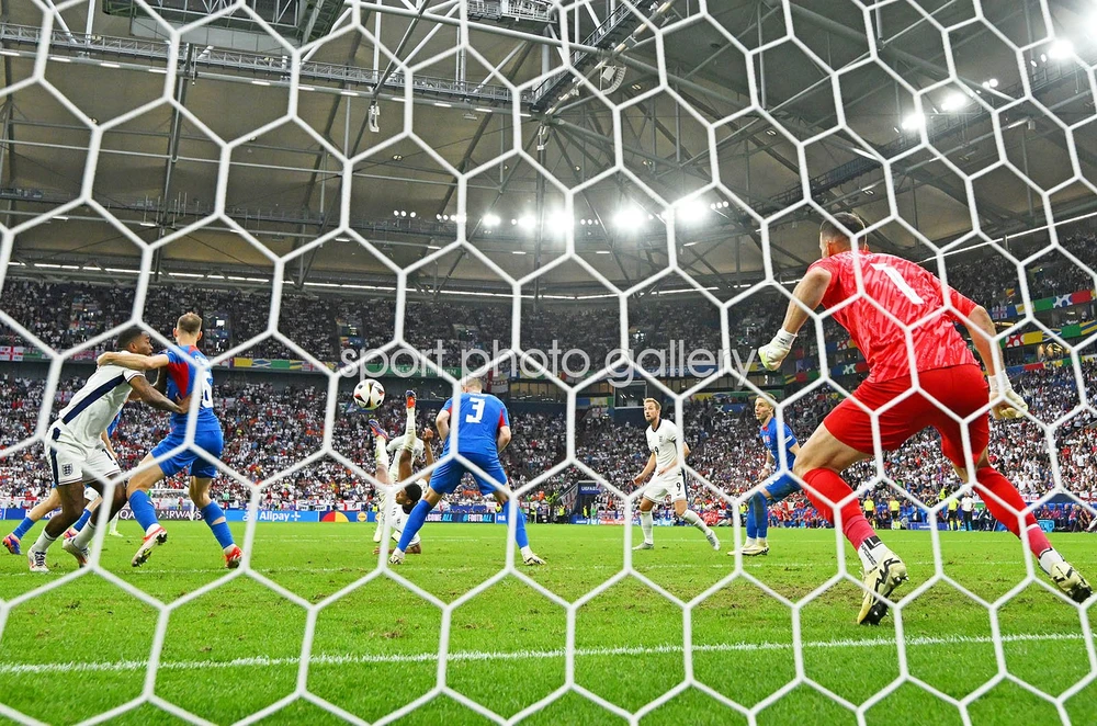 bellingham-voi-cu-xe-dap-chong-nguoc-giong-ronaldo-va-hoi-hop-cho-an-ky-luat (1).jpg