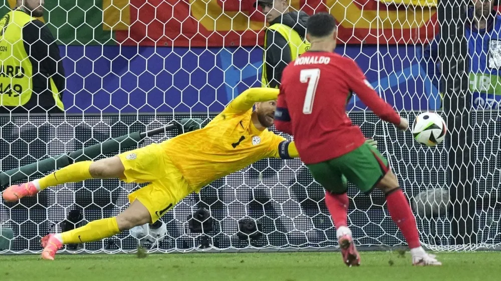 Siêu sao Bồ Đào Nha sút hỏng phạt đền ở vòng 16 đội. Ảnh: GETTY. doi-truong-mbappe-dung-do-nay-lua-voi-than-tuong-ronaldo (4).jpg