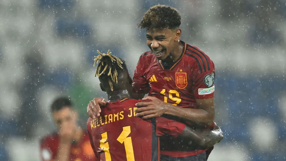 Hai ngôi sao trẻ của Tây Ban Nha quyết tâm đánh bại chủ nhà Đức để giành vé vào bán kết Euro 2024. Ảnh: GETTY. yamal-phan-phao-ve-doi-hinh-tay-ban-nha-toan-tre-con (3).jpg
